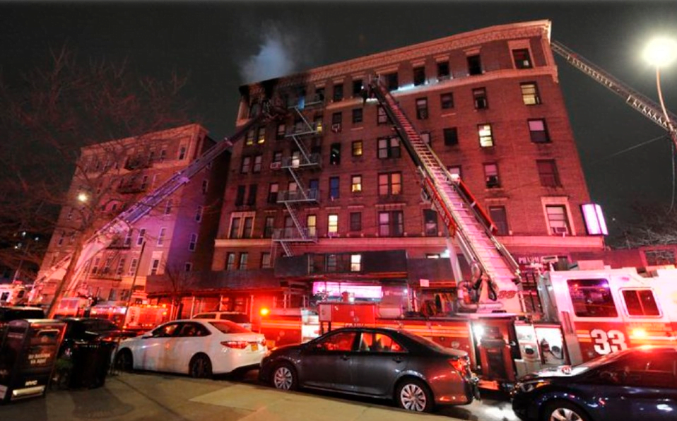 17 muertos en el incendio del Bronx , entre ellos ocho niños