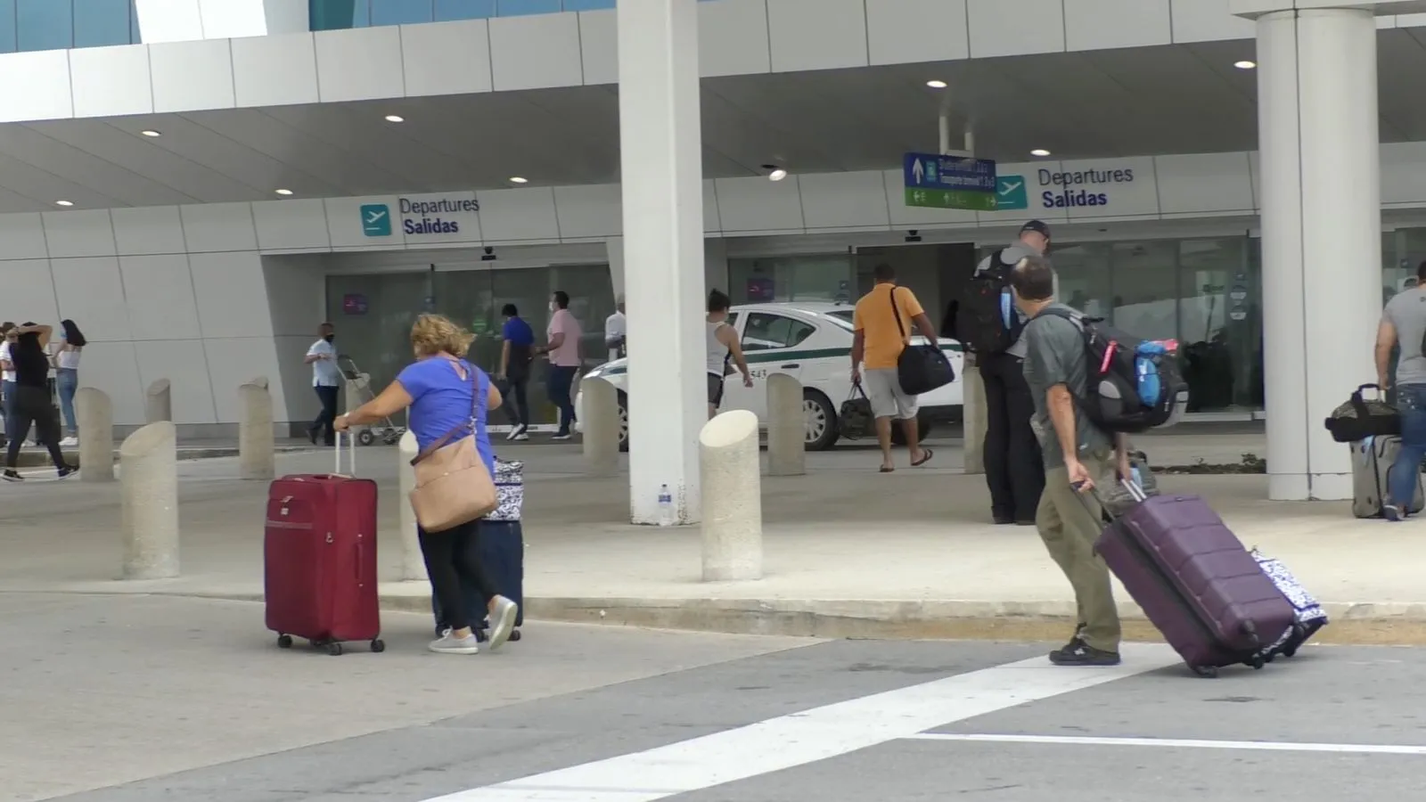 Estalla enfrentamiento a golpes en el Aeropuerto de Cancún