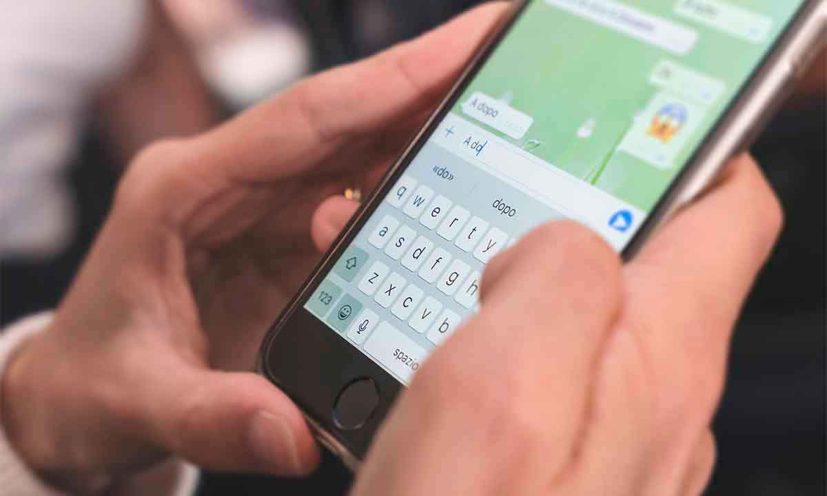 WhatsApp limita el número de mensajes reenviados en chats grupales