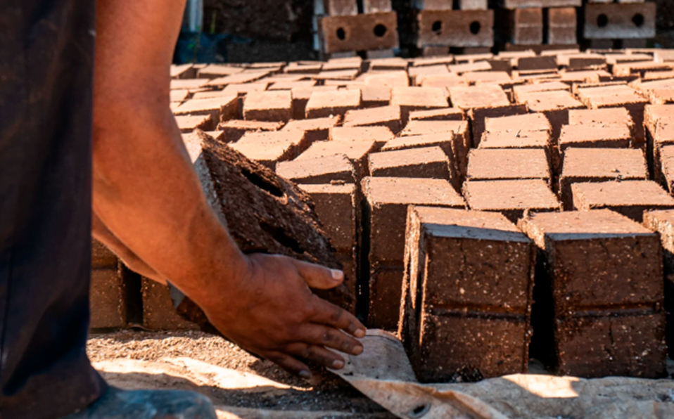 Construirán Casa de Migrantes y Refugiados con blocks de sargazo en Cancún