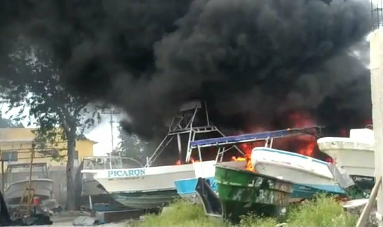 Se incendia taller de lanchas en Cozumel