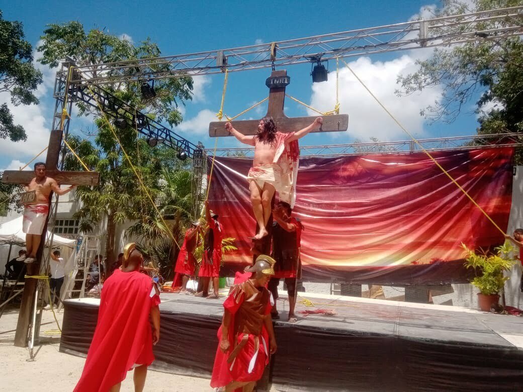 Realizan emotivo “Viacrucis Viviente” en Catedral de Cancún