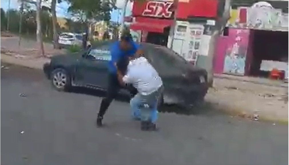 VIDEO: operadores de TTE riñen a golpes en la calle, una patrulla casi los atropella