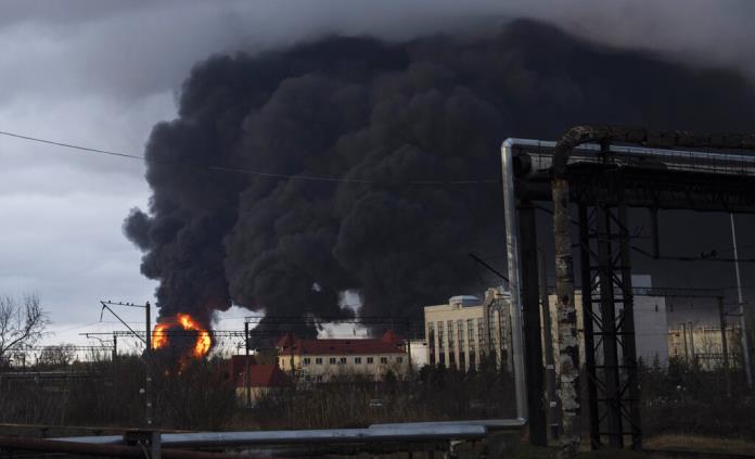 Siguen ataques de Rusia, ahora a una refinería ucraniana