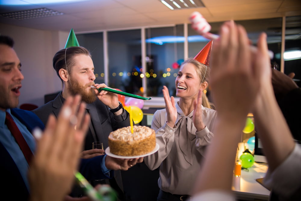 Empresa le celebra cumpleaños y ahora deberán pagarle casi medio MDD