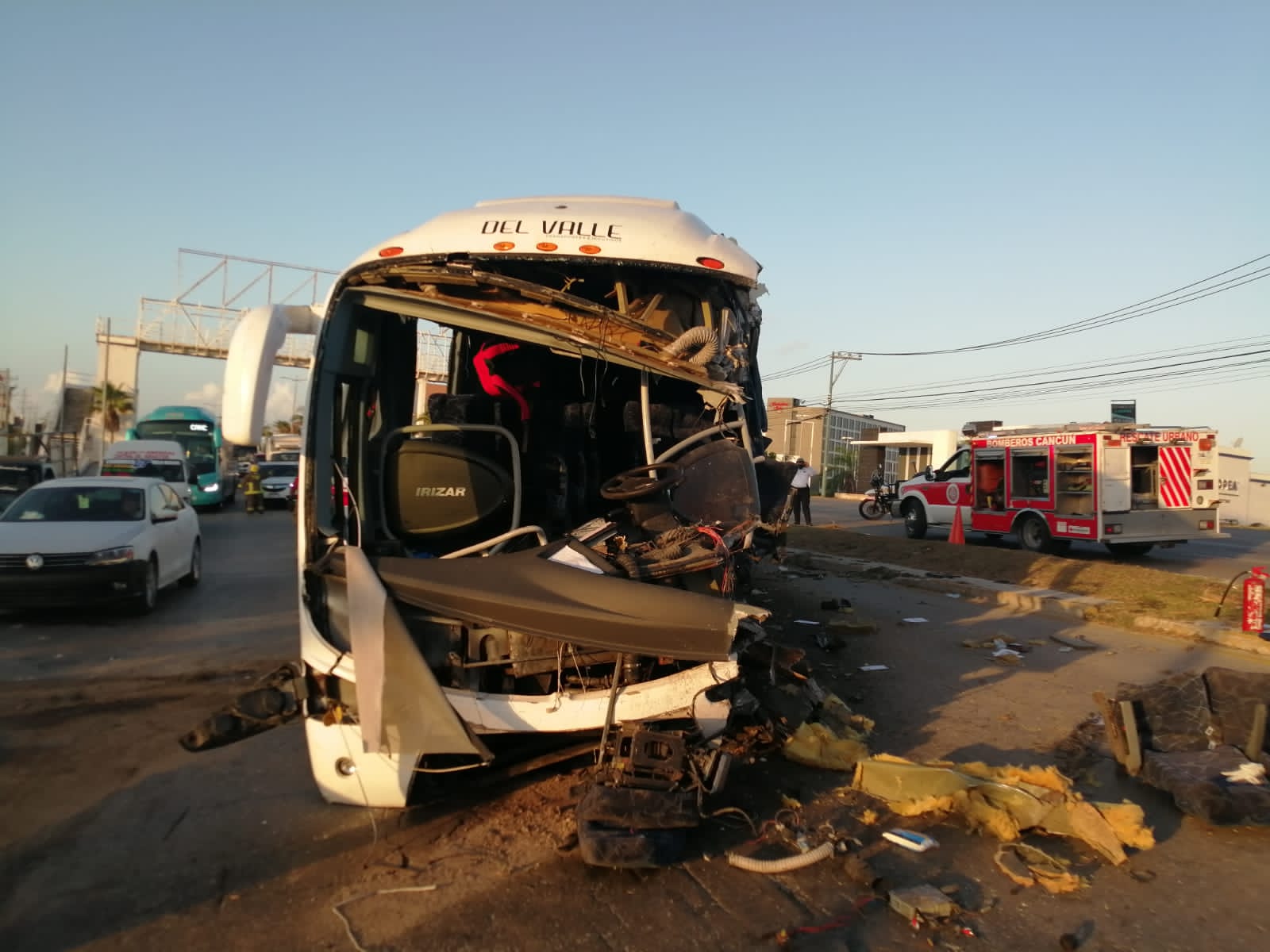 Aparatoso accidente de autobus deja a chofer mutilado en Cancún