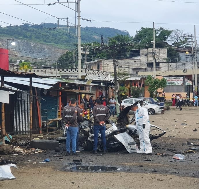 Explota coche bomba frente a prisión ecuatoriana acusada de masacres a reos