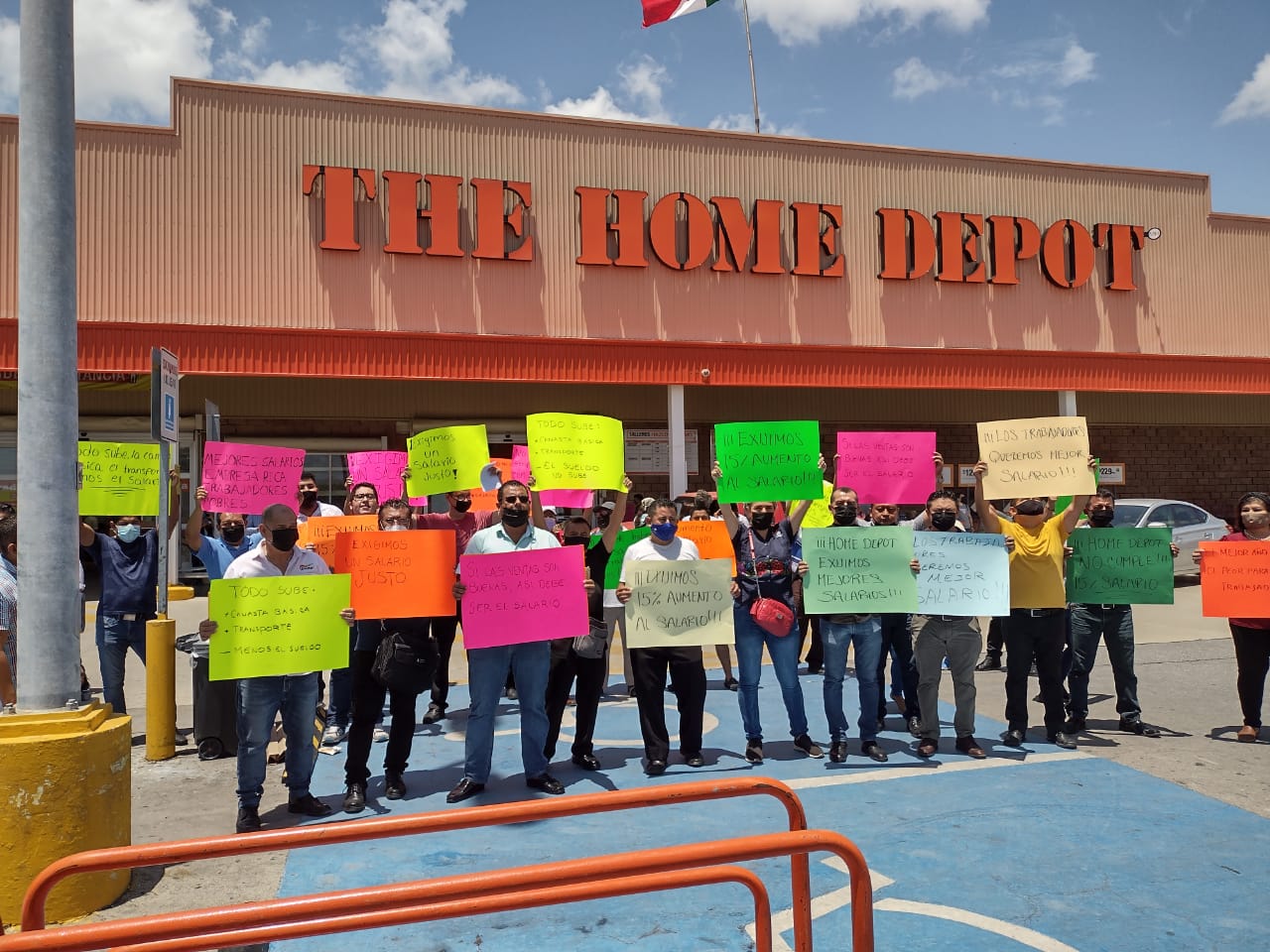 Trabajadores de Home Depot Cancún protestan por mejores sueldos