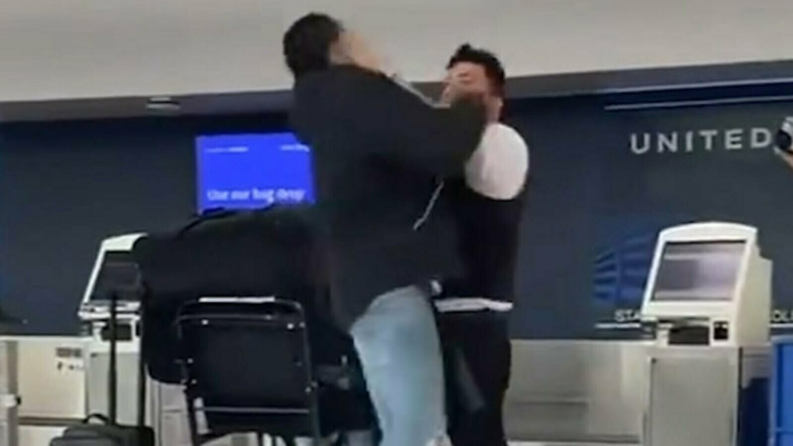 Video: A golpes ex jugador de NFL y empleado de aeropuerto