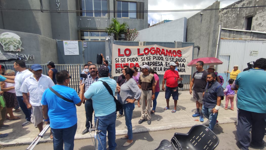 Más de 30 manifestantes se congregaron esta tarde afuera del edificio de la Desarrollara de la Riviera Maya (Derimaya)