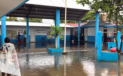 Ausencia escolar llega al 60% por lluvias en Cancún