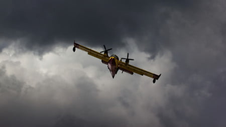 Nuevo León cuenta con aviones que “hacen agua”