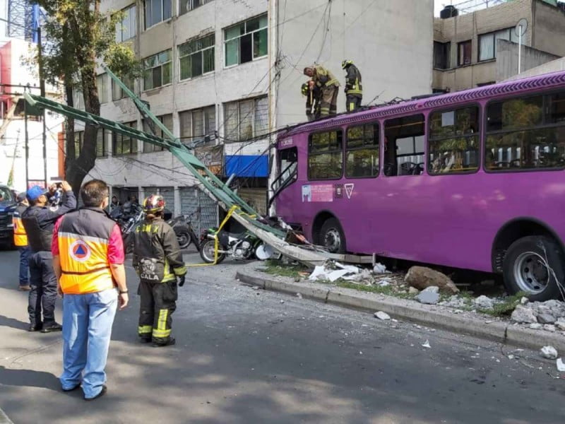 Choque de autobús en CDMX deja 21 lesionados