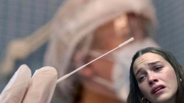 Mujer acaba en hospital por tragarse hisopo de prueba covid