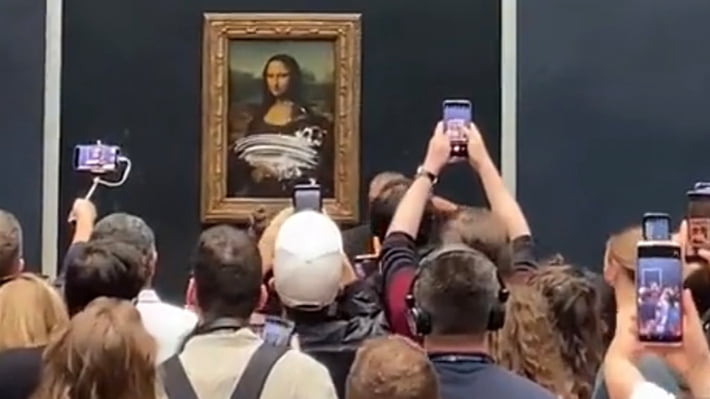 ¡Ay no! Sujeto le lanza pastel a la Mona Lisa