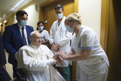 El papa Francisco reaparece en silla de ruedas