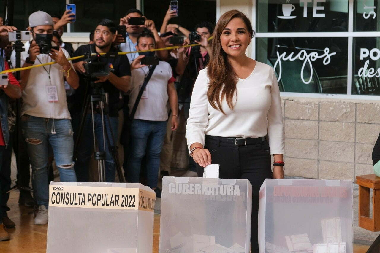 Mara Lezama emite su voto en Cancún