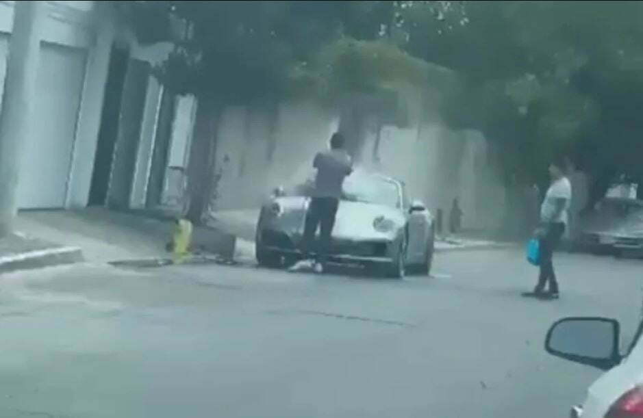 Piden multa para sujeto que lavaba su “Porsche” en Nuevo León