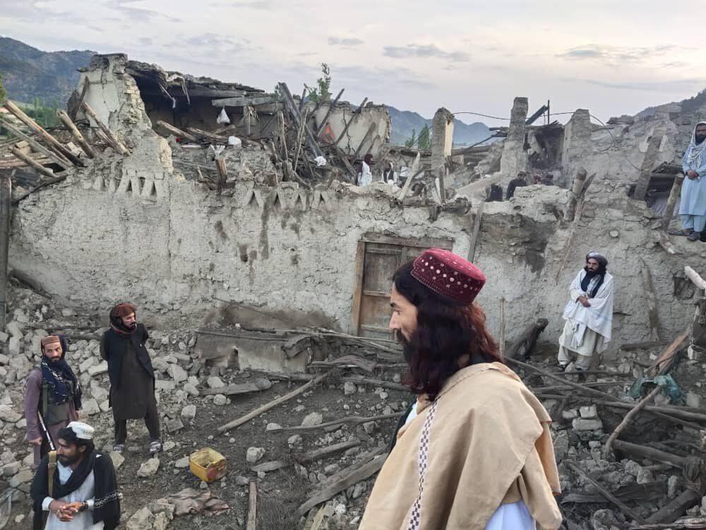 Sismo en Afganistán deja al menos mil muertos