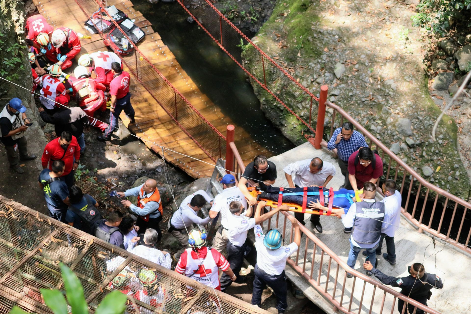 Cesan a 4 funcionarios por caída de puente en Cuernavaca