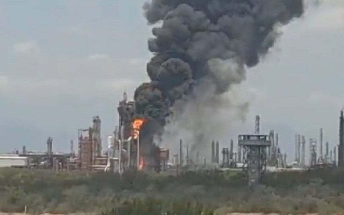 Reportan incendio en refinería de Pemex en Nuevo León