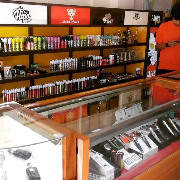 La entrada en vigor del decreto presidencial que prohíbe la venta y circulación de "vapeadores" y cigarros electrónicos en México, costará a comerciantes de Cancún, hasta 150 mil pesos.