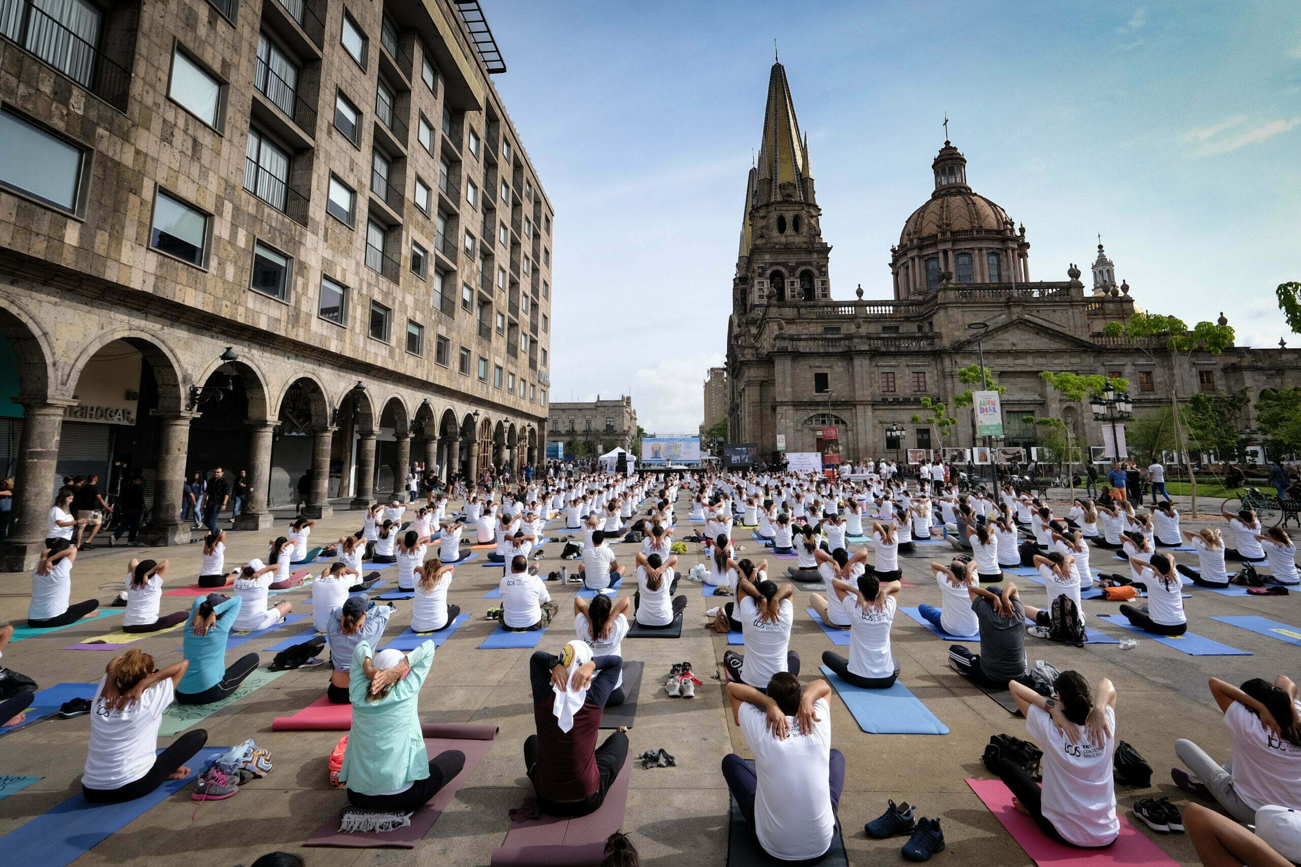 Jalisco celebró el día del yoga con clase de 600 participantes