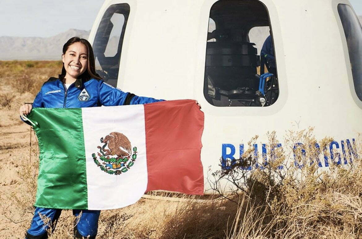 Katya Echazarreta dona la bandera que usó en viaje espacial