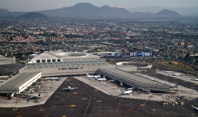 Analizan reconstruir terminal 2 del AICM ante fallas en pista