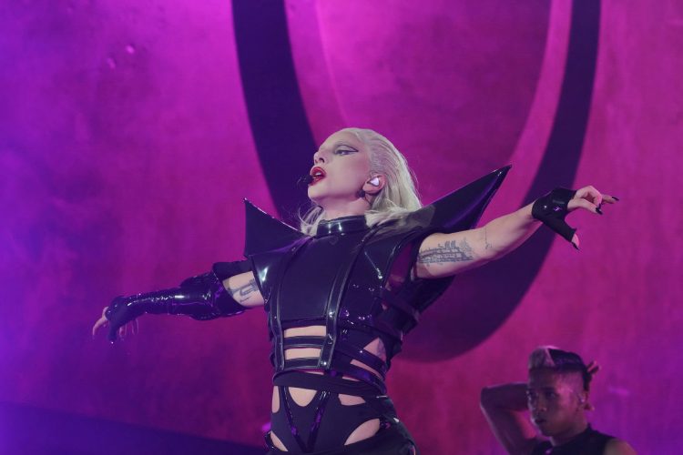 Gaga presenta su chormatica ball en Alemani