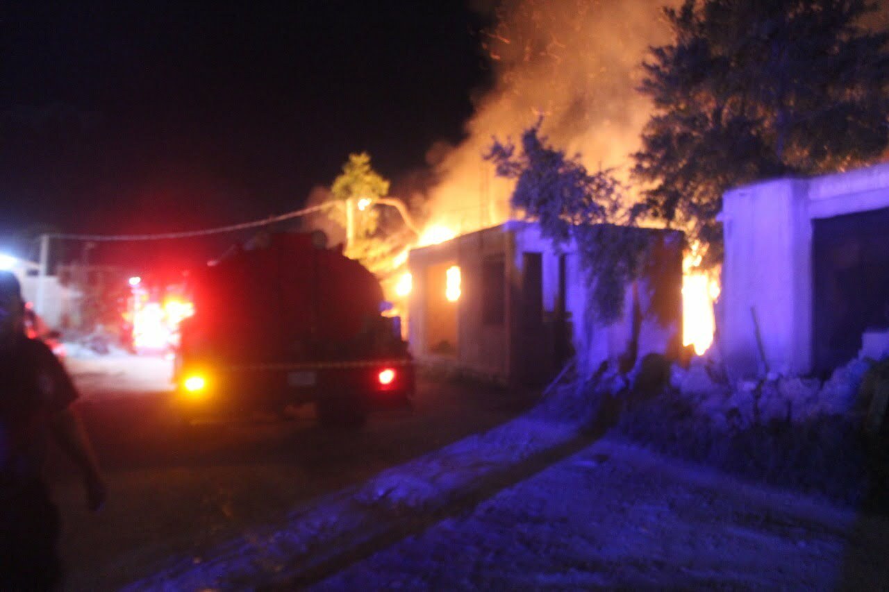 Incendio acaba consumiendo dos palapas en Tulum