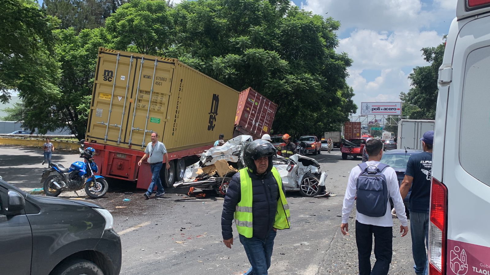 Trailer embiste 7 vehículos; Hay 1 muerto y 7 heridos