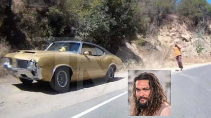 Motociclista se estrella contra el auto de Jason Momoa