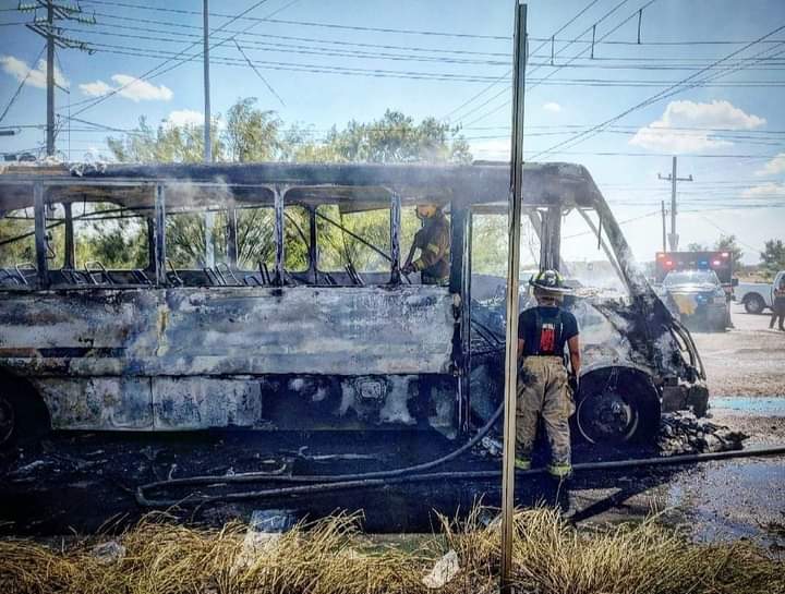 Investigan motivo del incendio de camión en Monterrey