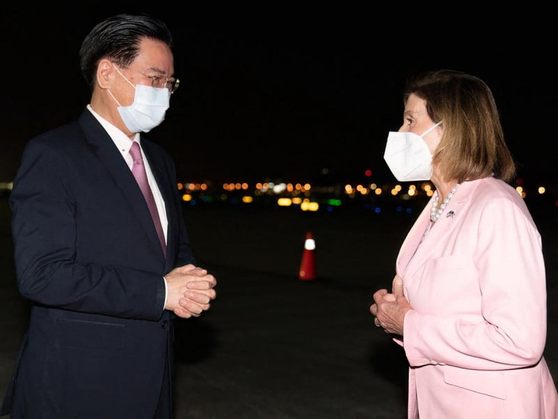 En medio de advertencias arriba Nancy Pelosi a China