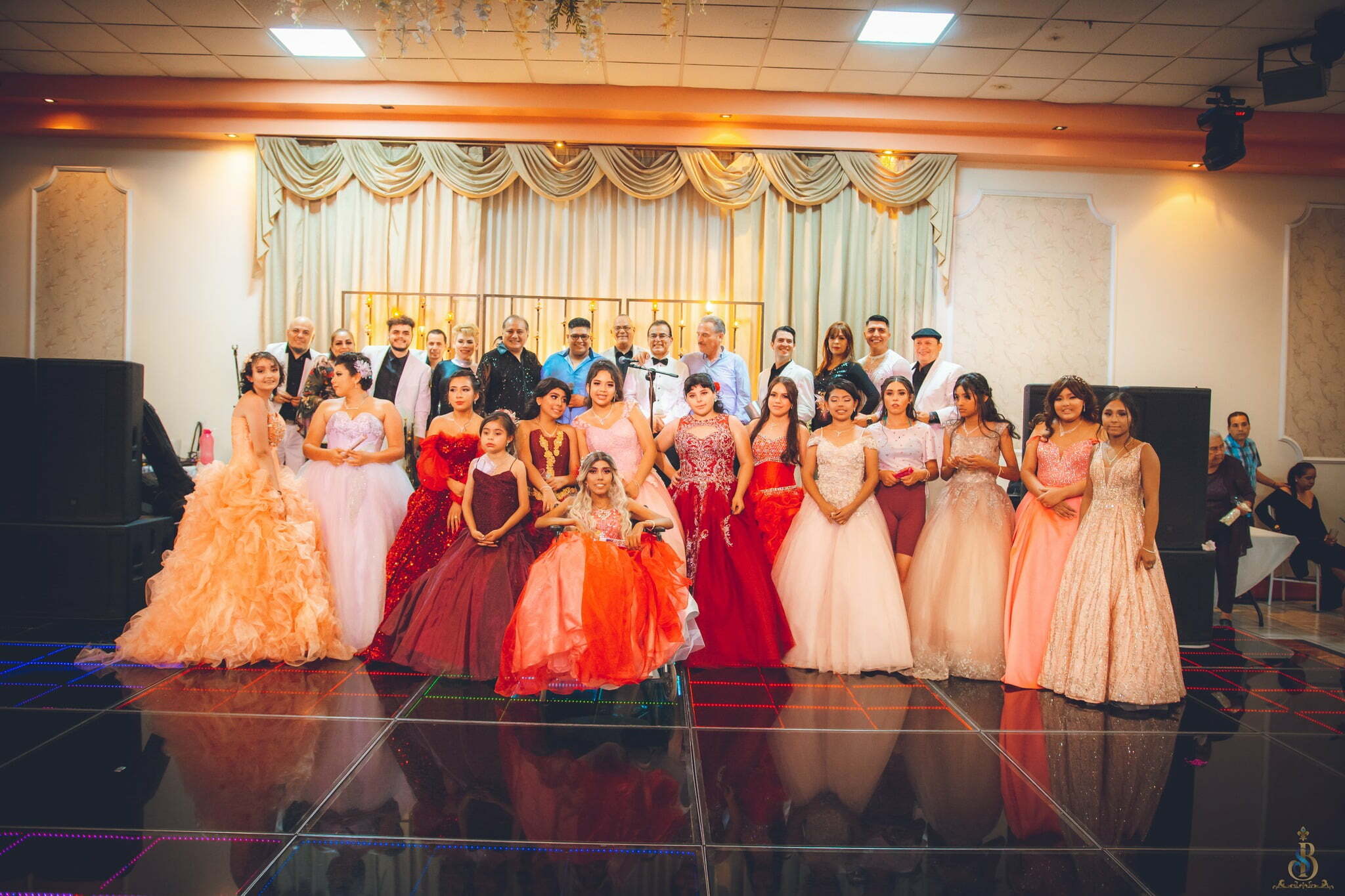 Quinceañeras con cáncer terminal celebran su último deseo en Guadalajara