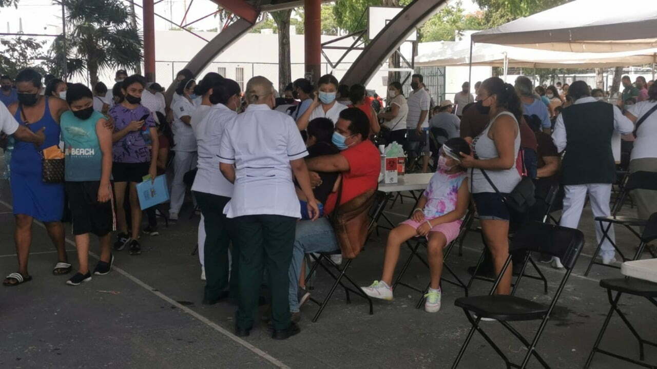 Arranca vacunación para rezagados en el IMSS de la 510 de Cancún