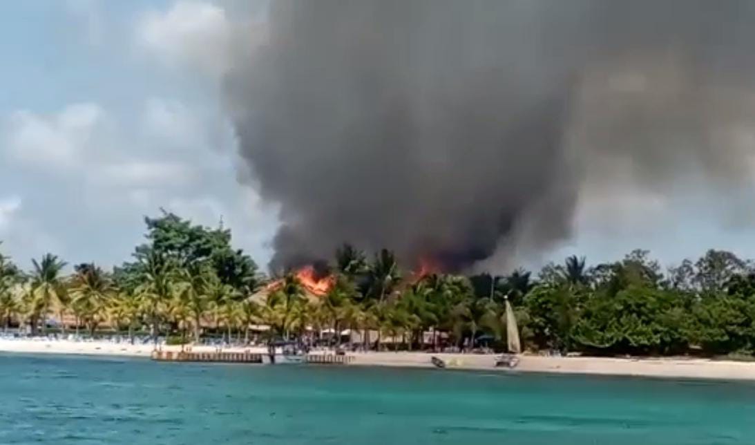 Se incendia centro de hospedaje en la zona hotelera sur de Cozumel