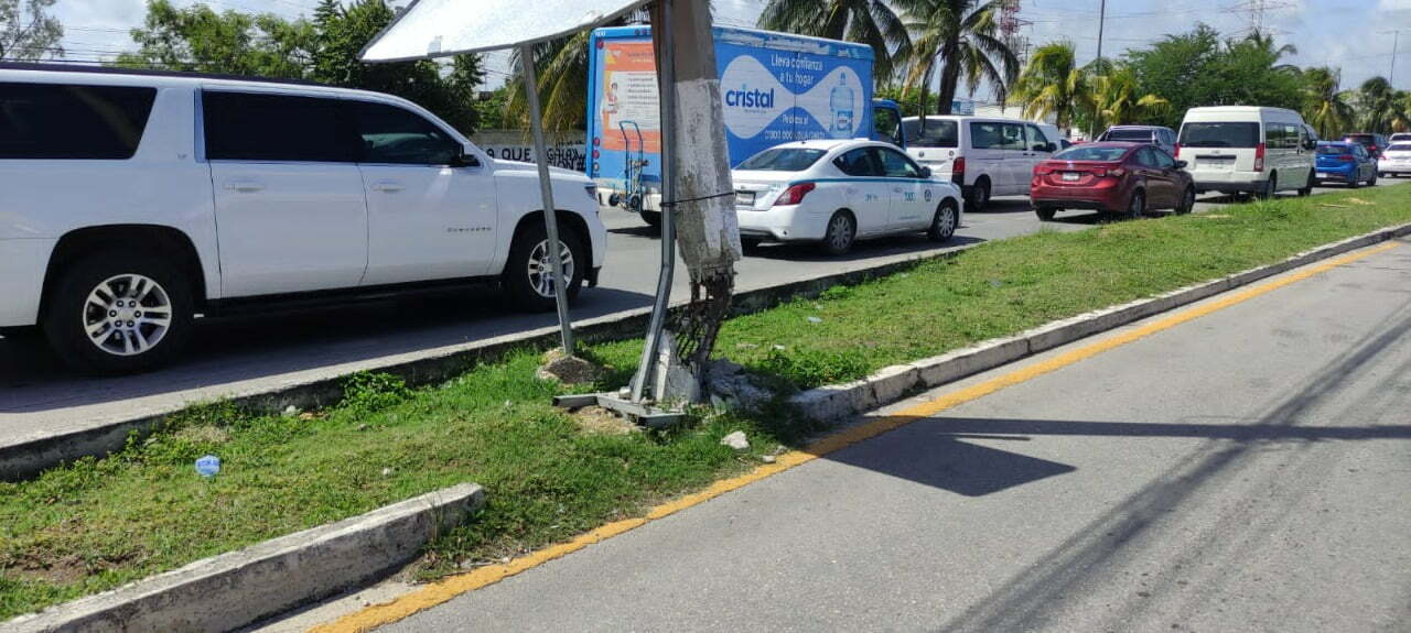 Poste a punto de caer pone en alerta a automovilistas en Playa del Carmen