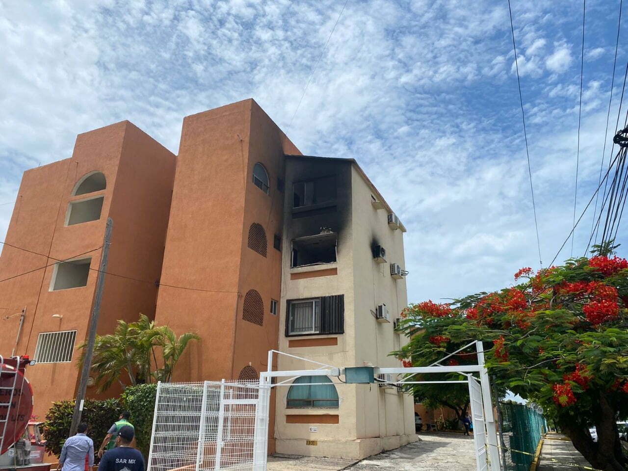 Aparente corto circuito provoca incendio en departamento de la Supermanzana 15 de Cancún