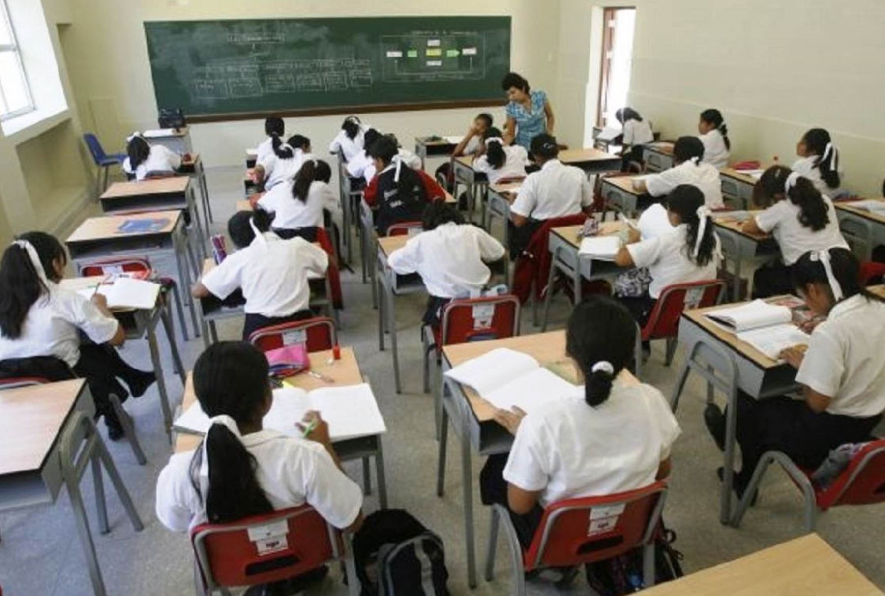 Maestra es suspendida por pedir a sus alumnos condones con semen