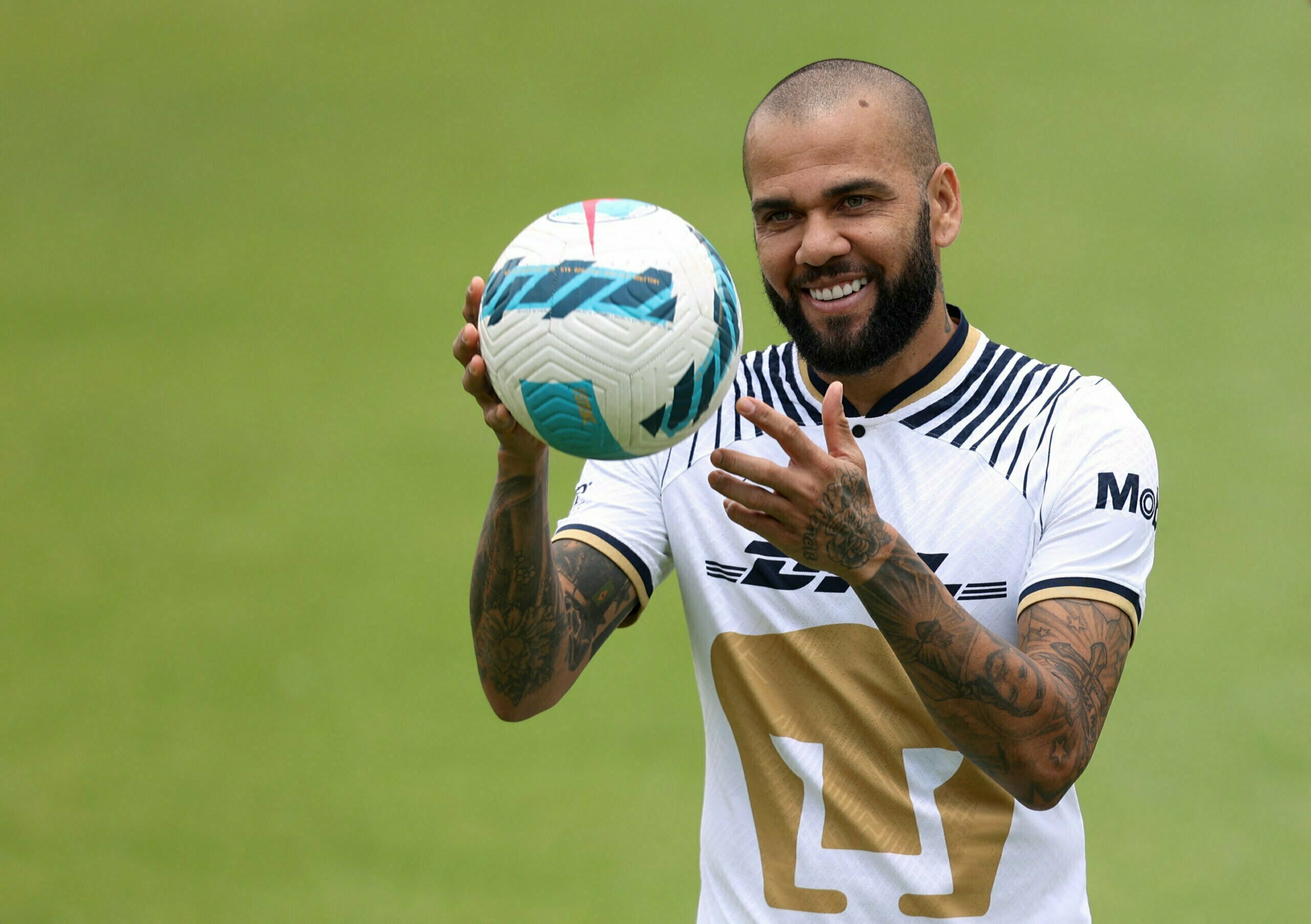 Dani Alves será titular en el partido Pumas vs Barcelona