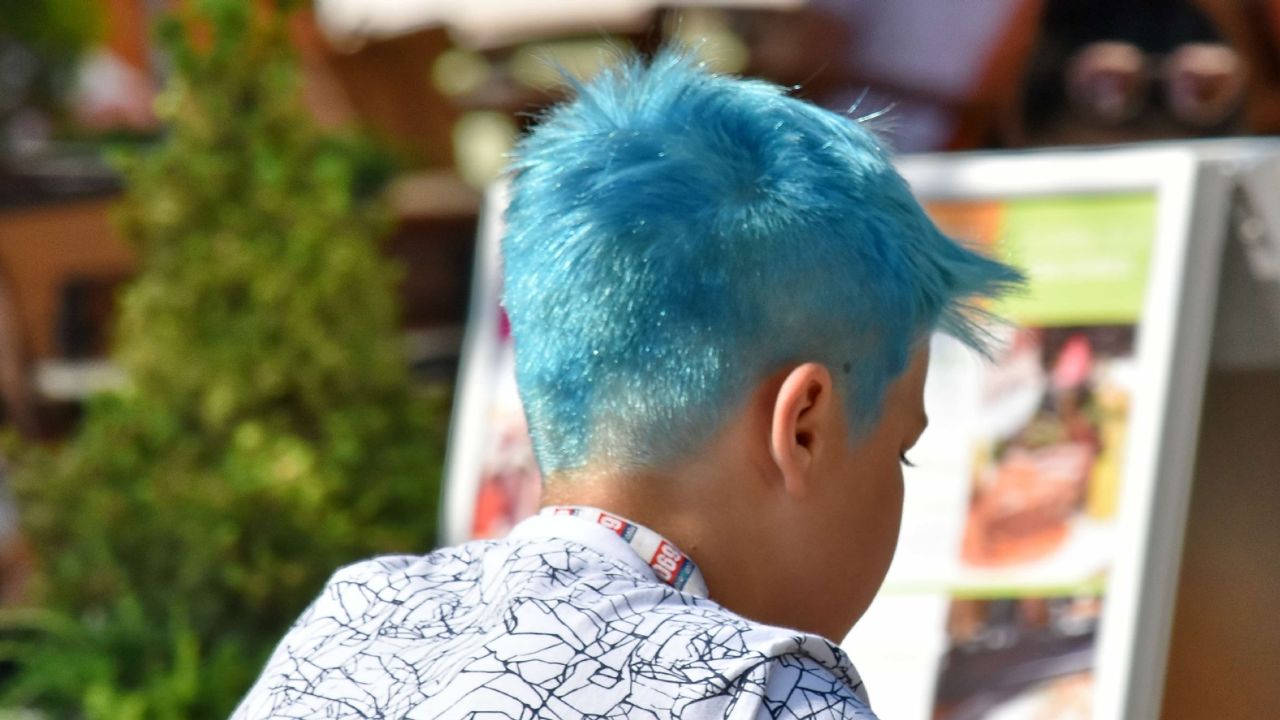 Estudiantes podrán ir a la escuela con cabello pintado en México