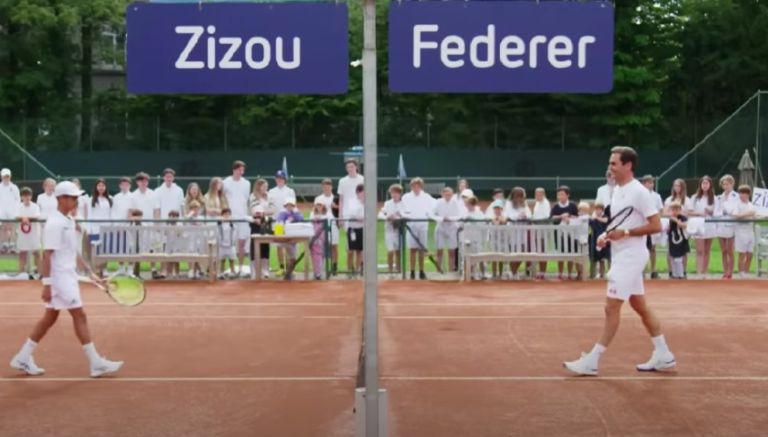 Federer le cumple sueño a fan y juega un partido contra él