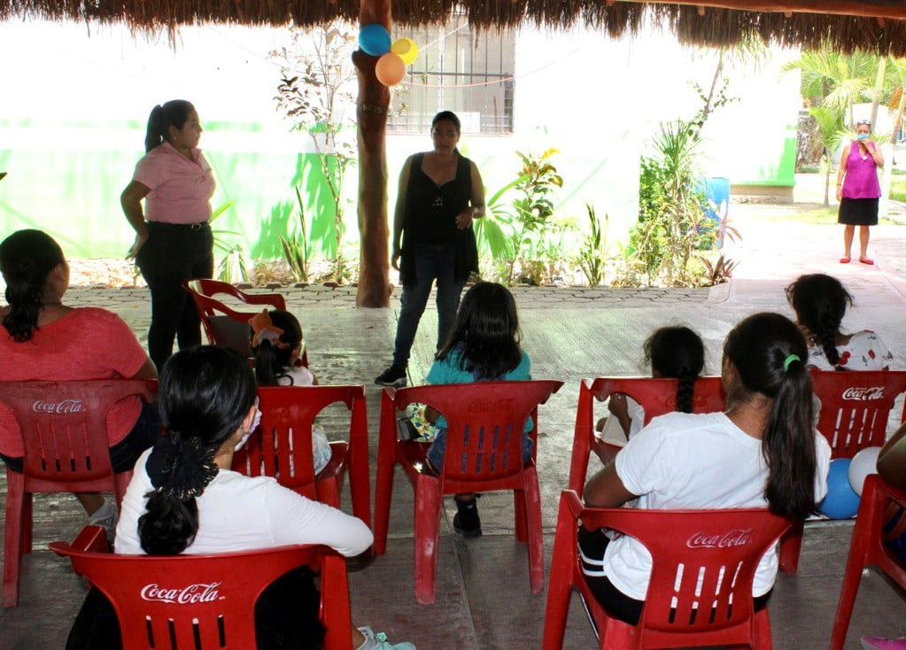 Imparten curso sobre derechos y psícologia a niños de Pto Morelos