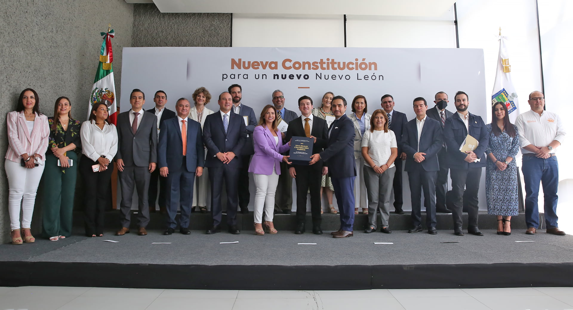 Entregan proyecto de nueva Constitución de Nuevo León