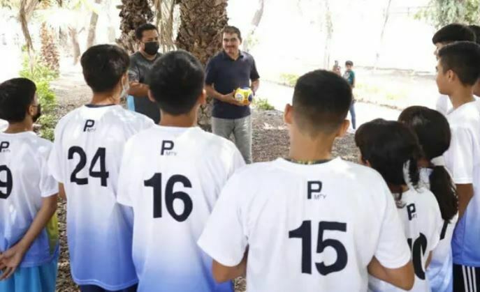 Ex jugador del Tigres motiva a jóvenes a superarse con el deporte