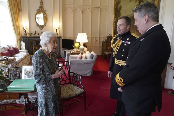 Reina Isabel II, bajo “supervisión médica”