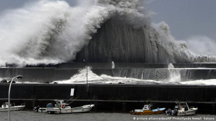 Japón advierte de la llegada de un fuerte tifón