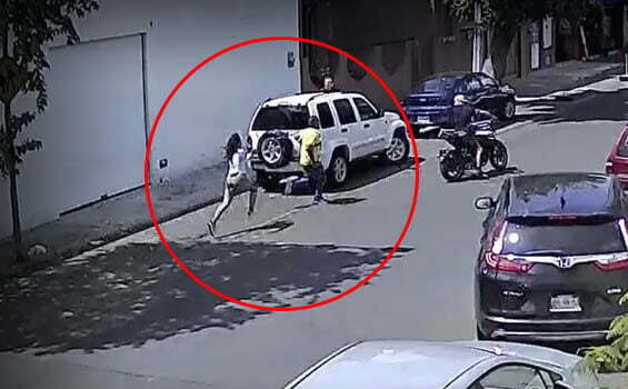 Mujer atrapa y golpea a asaltante en Guadalajara